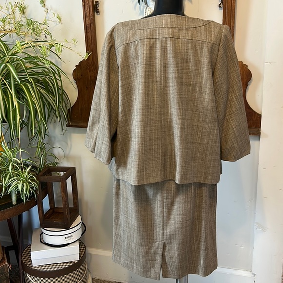 Two piece suit/dress by Banana Republic, size 8. Gently worn and clean. - Picture 4 of 11